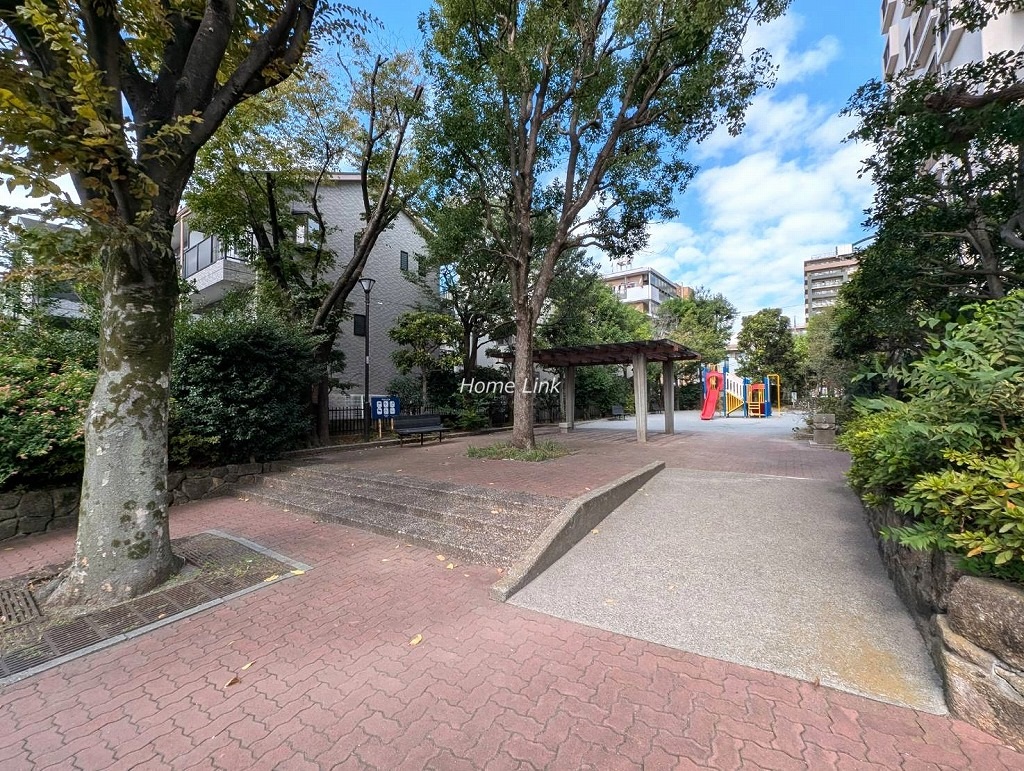 モアクレスト西台　隣接する区立西台四丁目児童遊園